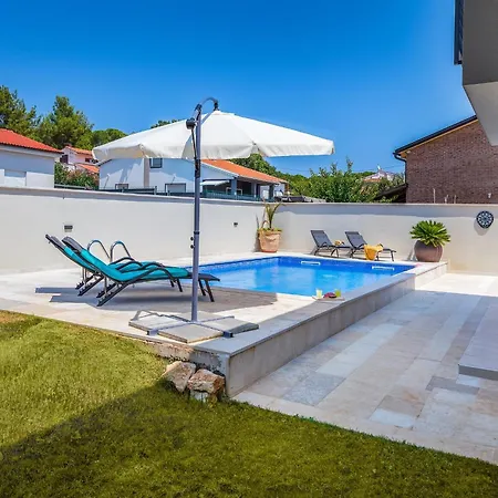 Tena With Private Swimming Pool *