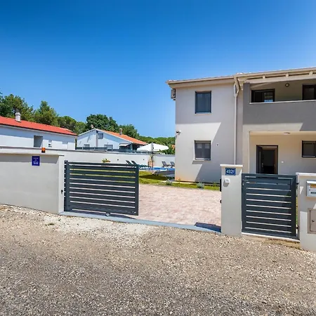 Tena With Private Swimming Pool * Medulin