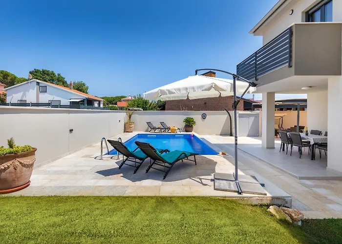 Tena With Private Swimming Pool Vila