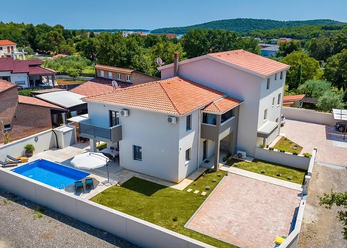 Tena With Private Swimming Pool Vila *