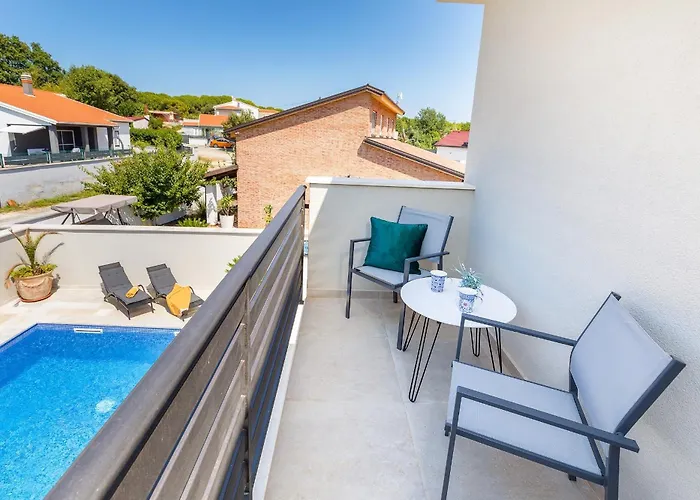 Tena With Private Swimming Pool Vila *