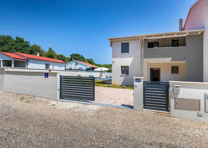 Tena With Private Swimming Pool * Medulin