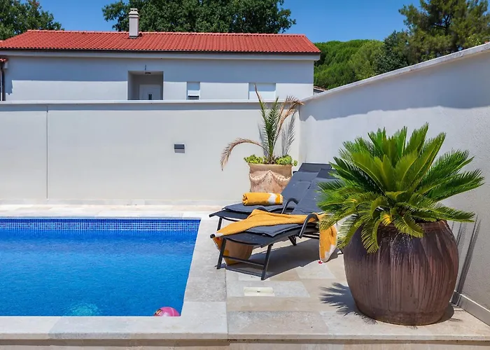 Tena With Private Swimming Pool Vila