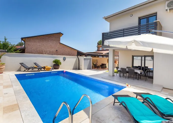 Tena With Private Swimming Pool