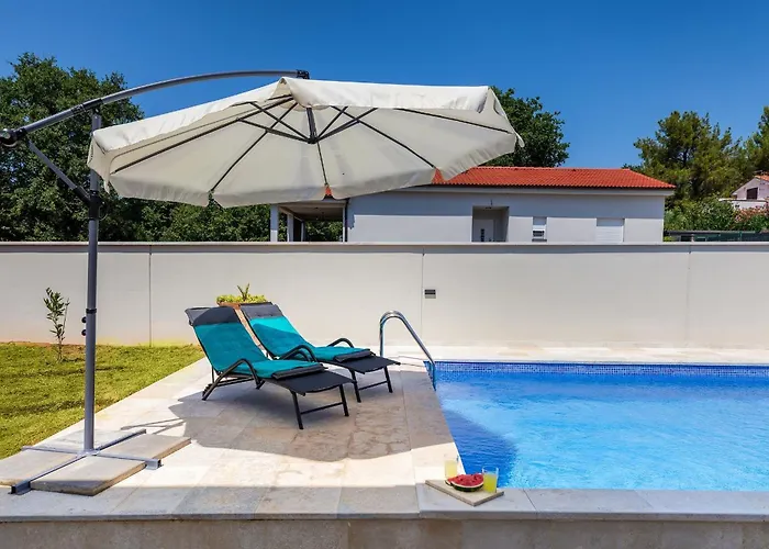 Tena With Private Swimming Pool Vila