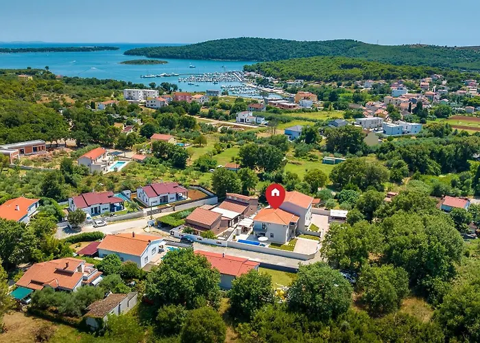 Tena With Private Swimming Pool * Medulin