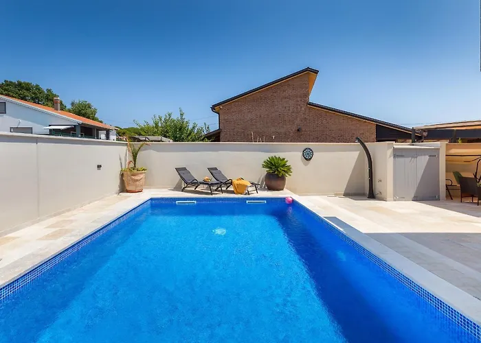 Tena With Private Swimming Pool Vila *