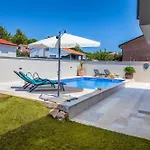 Tena With Private Swimming Pool *