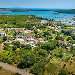Tena With Private Swimming Pool Μεντουλίν