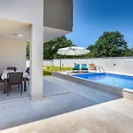Βίλα Tena With Private Swimming Pool