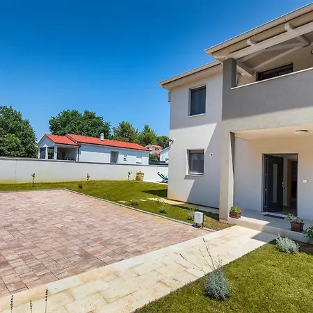 Tena With Private Swimming Pool * Μεντουλίν
