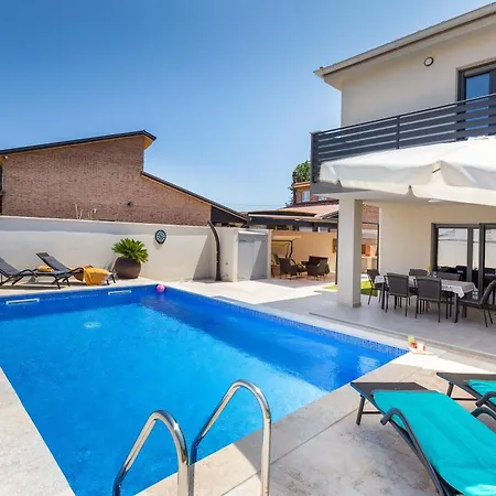 Tena With Private Swimming Pool
